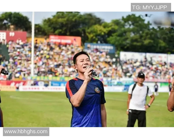 中国足球明星风采展示 从球场到生活的精彩瞬间