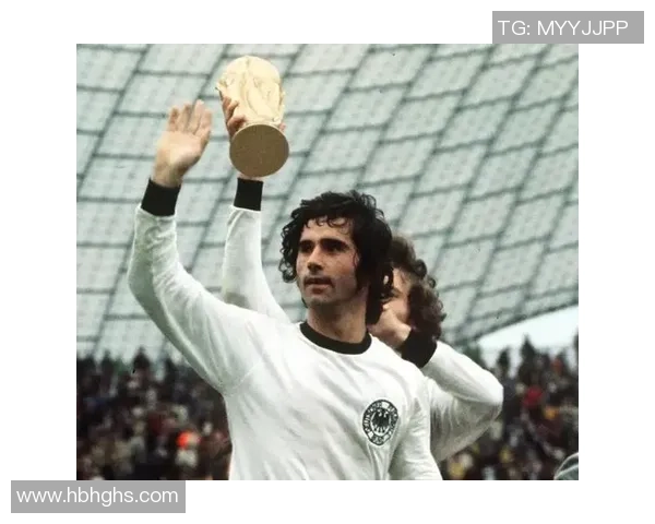 足球传奇同框再现昔日风采 老球星重聚场上激荡回忆