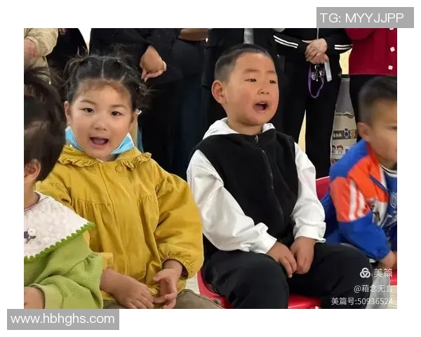 足球巨星携萌娃亮相温馨时刻引发粉丝热议展现家庭幸福生活